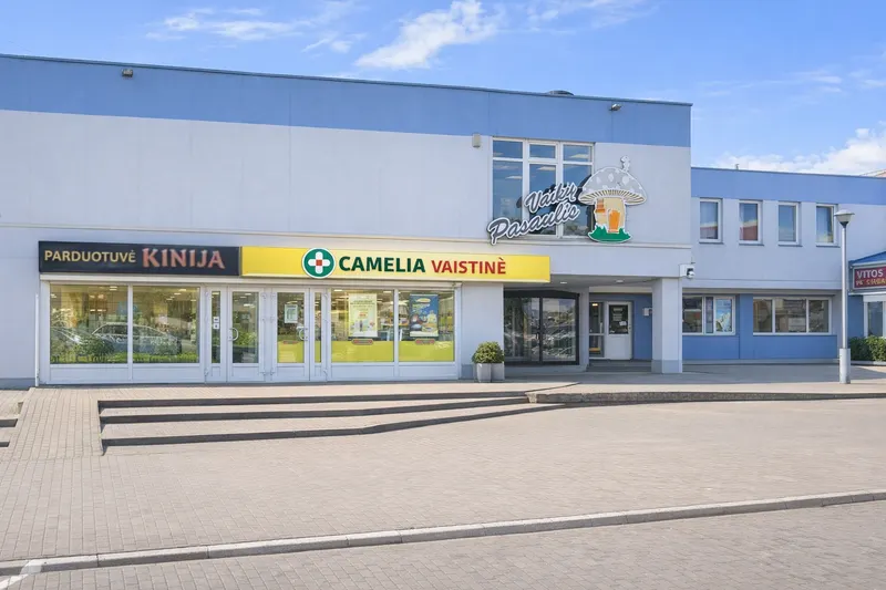 Acus Žemaitijos Maximos vaistinė – įėjimas iš Žemaitijos gatvės, šalia prekybos centro Maxima